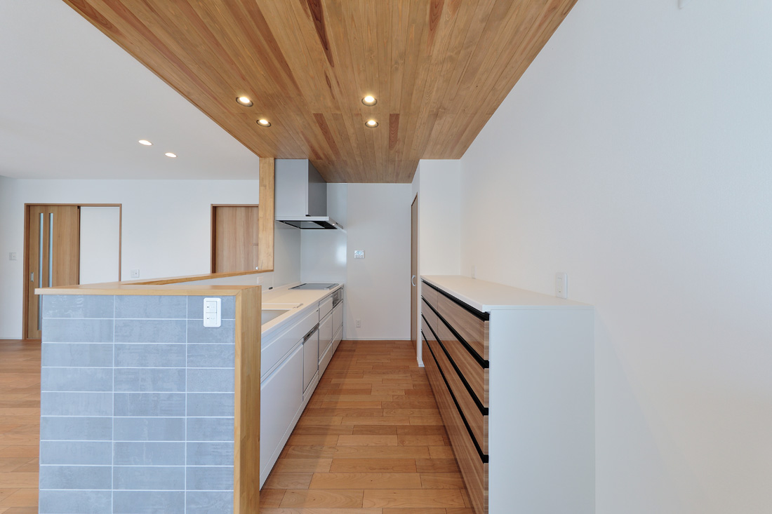 板張り天井のキッチンは特別な空間